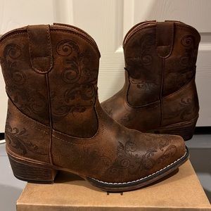 Roper - Cognac - Faux Leather Short Fashion Cowboy Boot w/ Side Zipper - US 6.5
